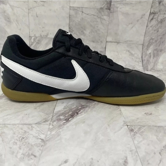 Size 8.5 - Nike Davinho Indoor Soccer Shoes Sneakers MEN 580452-010 Black - Picture 2 of 8